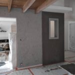 sur cloison de séparation application d'un enduit effet beton