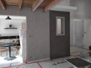 sur cloison de séparation application d'un enduit effet beton