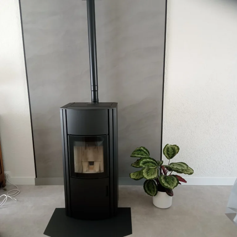 Décor béton ciré derrière poêle