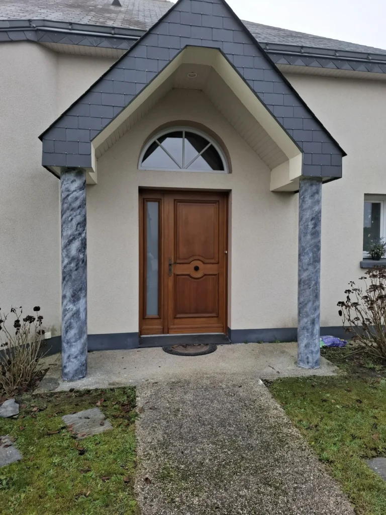 Peinture pilier extérieur avec enduit décoratif