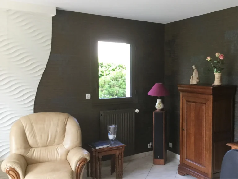 Papier peint + revêtement mur staff