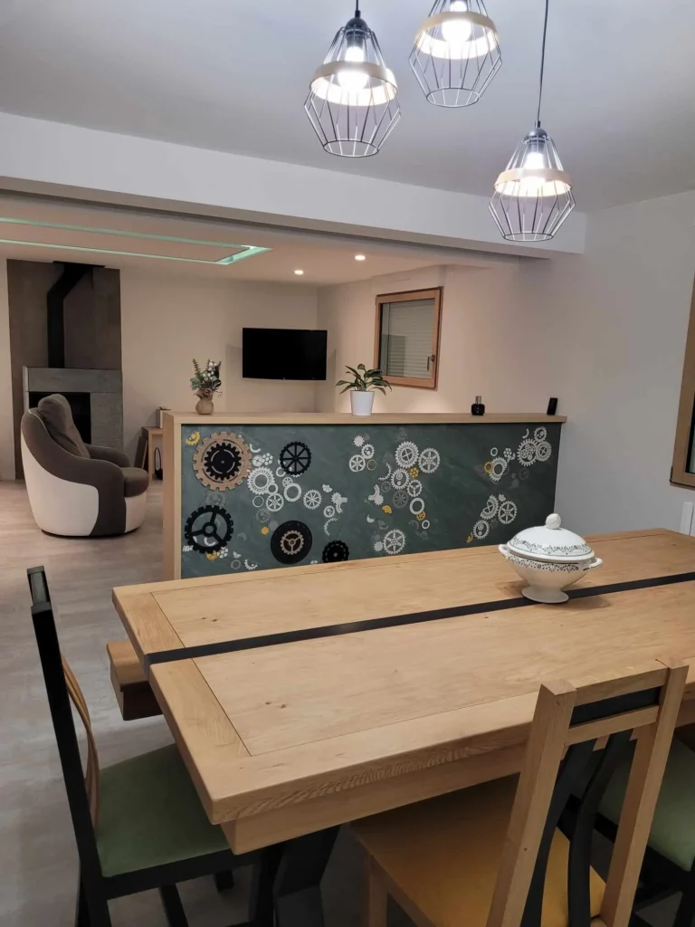 Décor peint sur muret dans un séjour