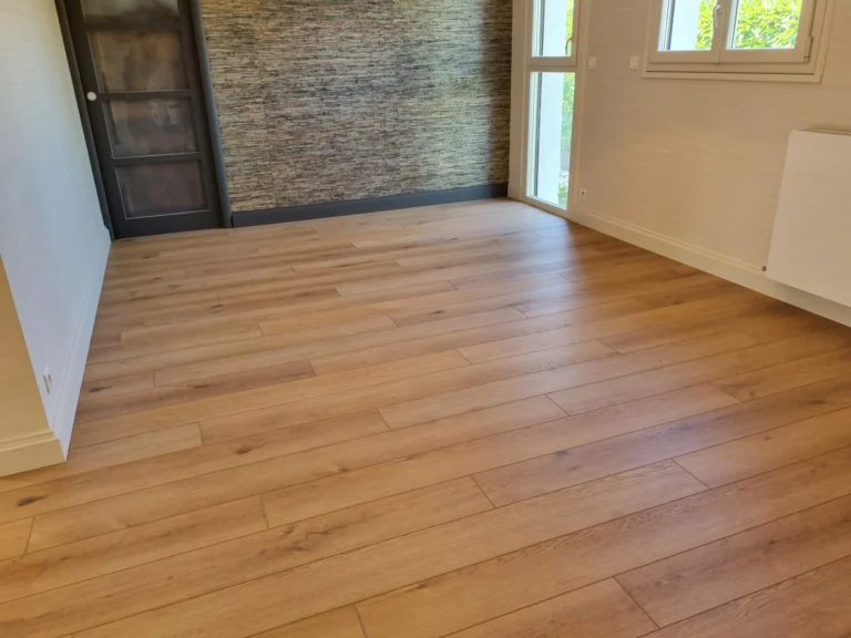 Sol lame LVT clipsé